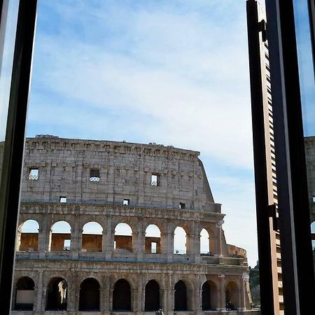 Jacuzzi In Front Of The Colosseum Rome Exterior photo