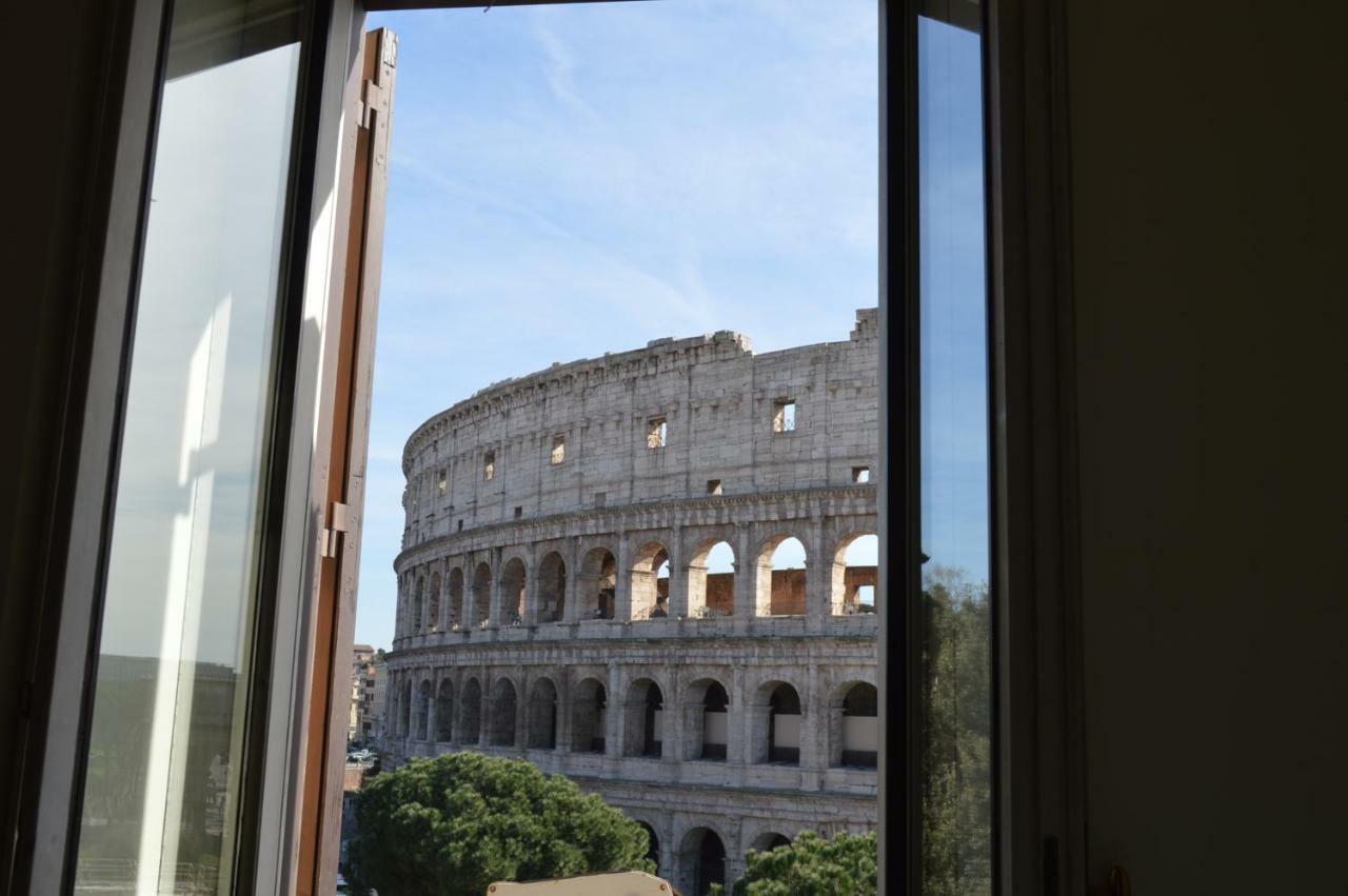 Jacuzzi In Front Of The Colosseum Rome Exterior photo