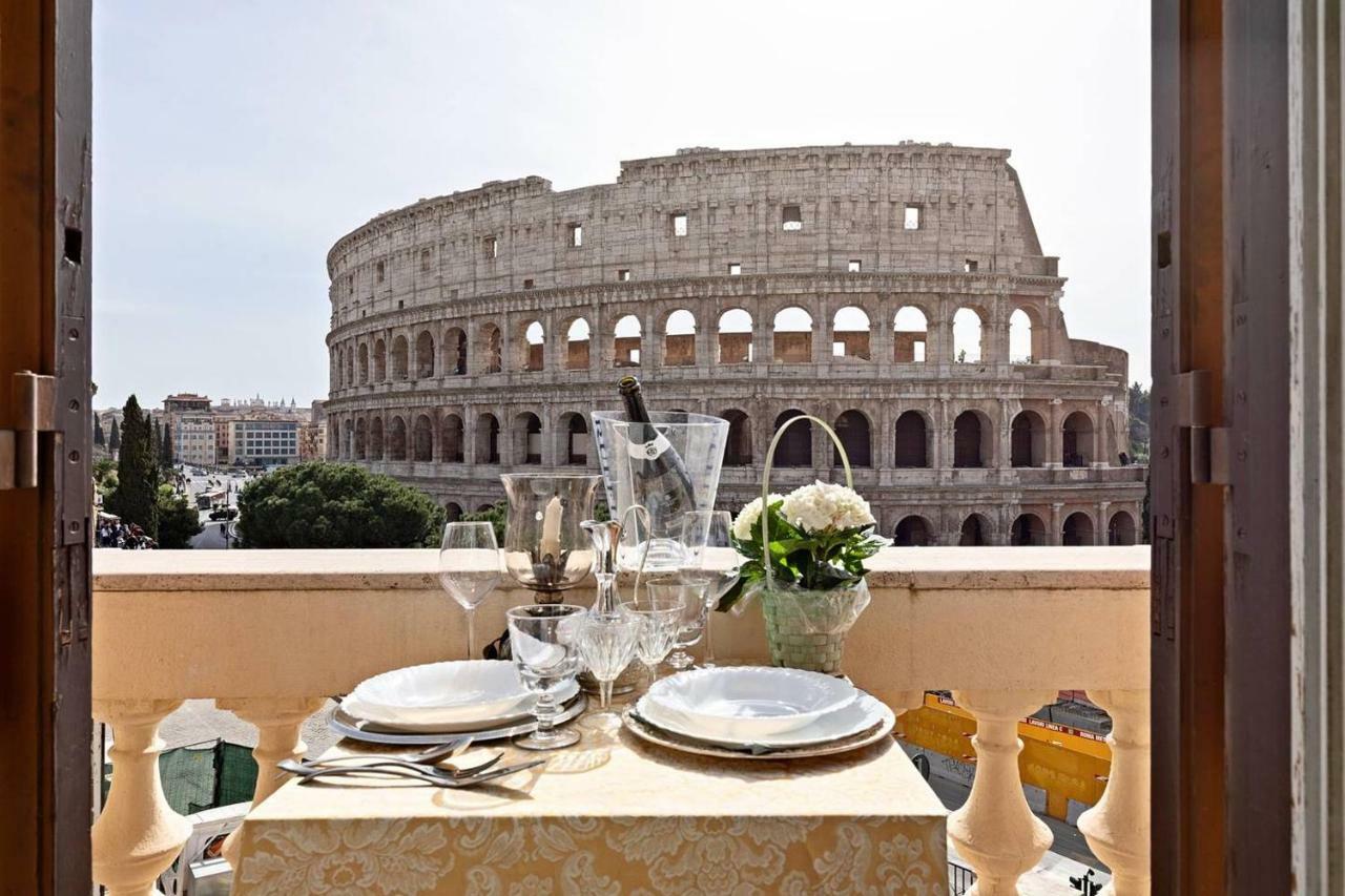Jacuzzi In Front Of The Colosseum Rome Exterior photo