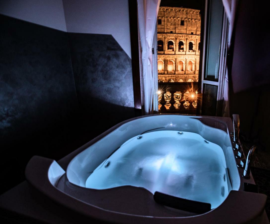 Jacuzzi In Front Of The Colosseum Rome Exterior photo